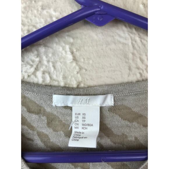 Ladies H&M Grey Lite Animal Print Jumper Sweater Shirt Knit Top Size XS - Picture 2 of 3